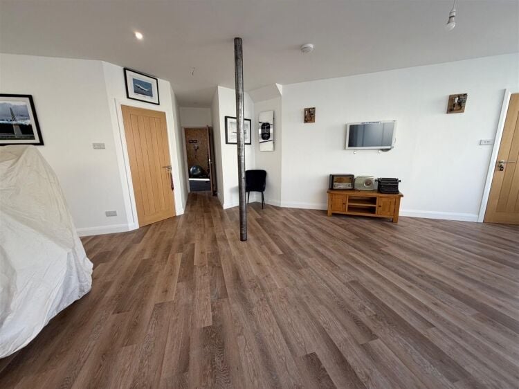 Versatile 1,400 ft² studio space for sale in Bristol with gym and garden amenities Photo 12