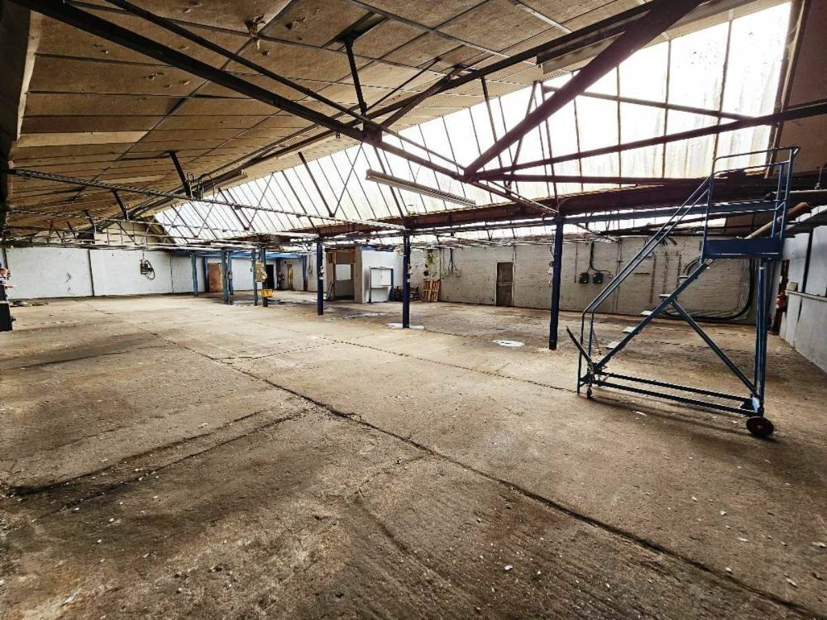 Freehold 16,000 sq. ft. industrial premises with crane in South East Essex complex Photo 12