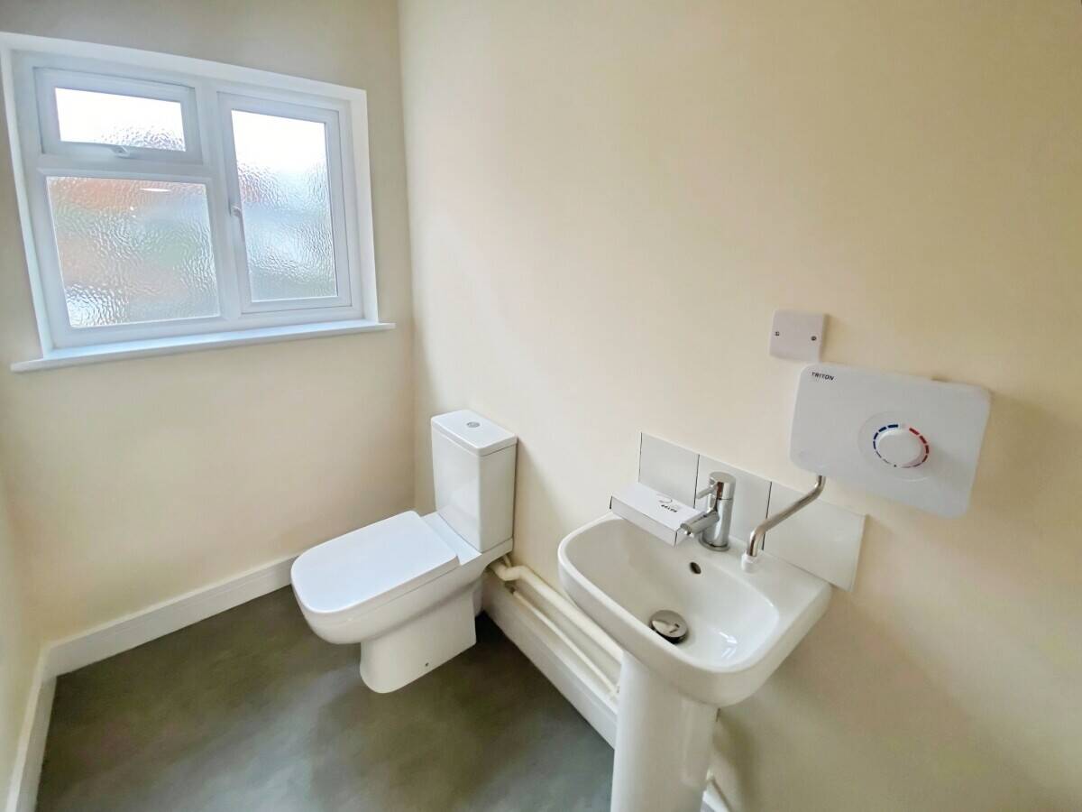 Refurbished E-Class Unit For Sale in Tilehurst, Reading, Berkshire on Busy Parade Photo 12