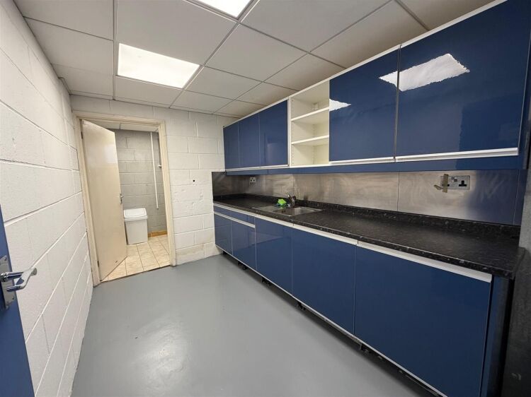 Light industrial unit for sale in Bristol with off-street parking and flexible layout Photo 12