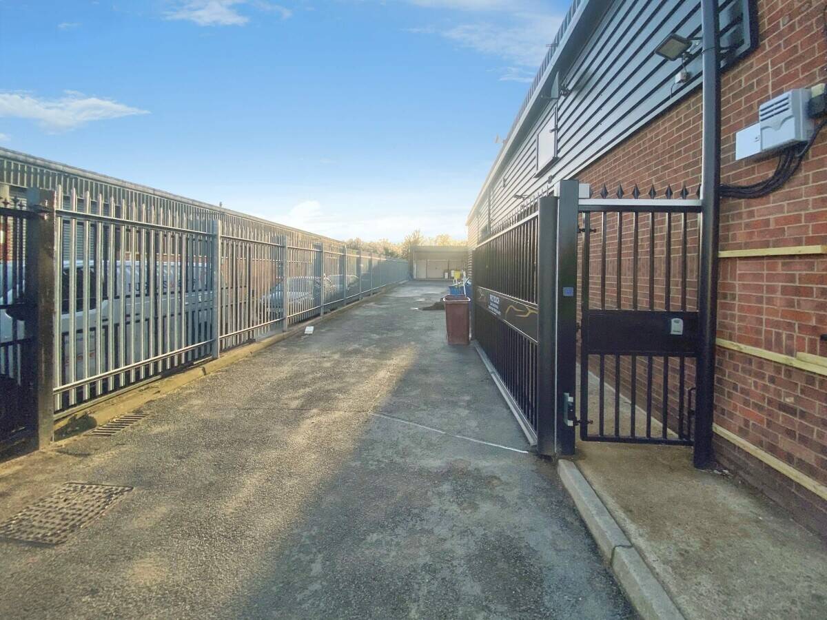 Modern Warehouse and Offices for Sale in Wickford Essex with Versatile Space Available Photo 12