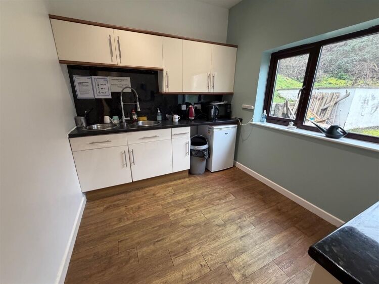 Modern office suite for sale in Bristol with 1,325 sq ft and ample parking available Photo 12