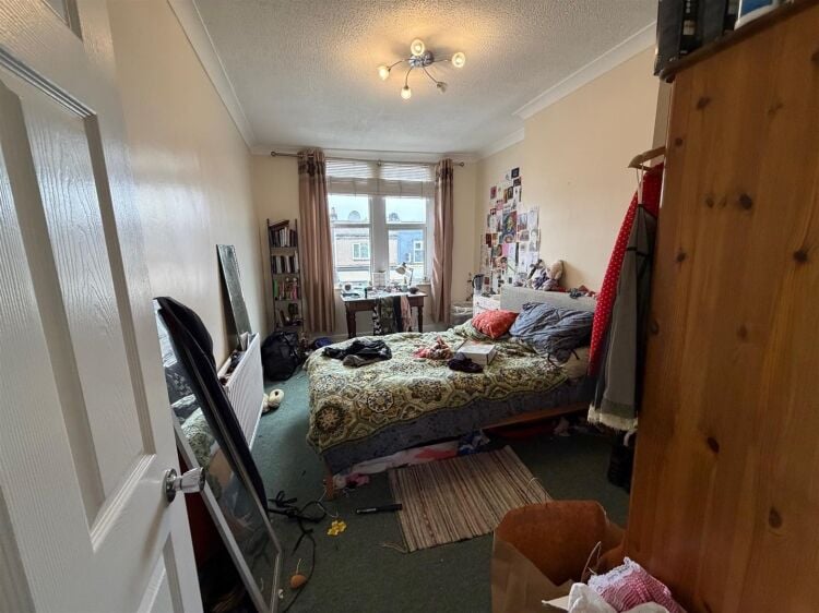 Mixed-use investment property in Bristol with retail unit and two residential flats available. Photo 12