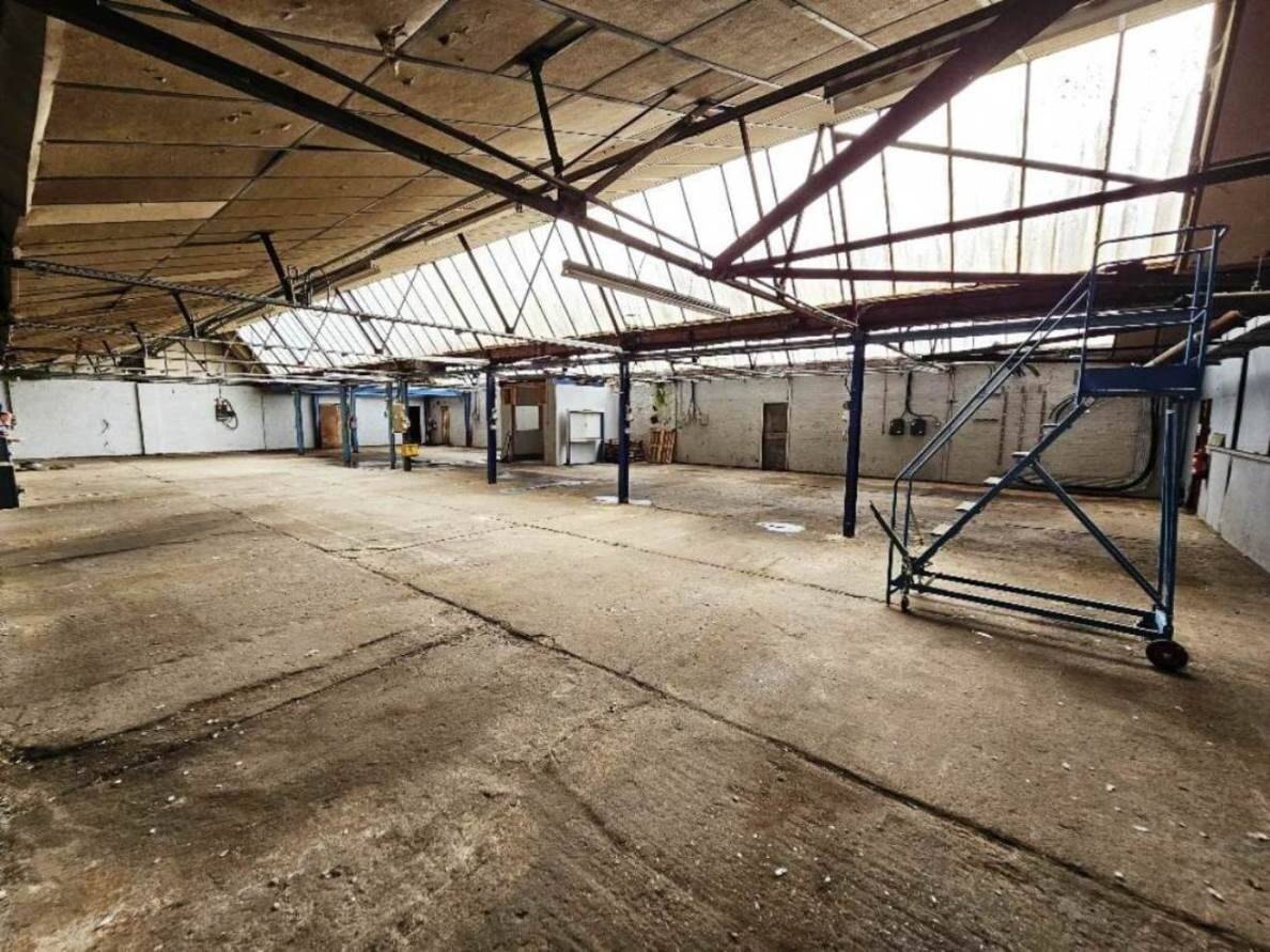 16,000 sq. ft. industrial premises with mobile crane for sale in Leigh on Sea Essex Photo 12