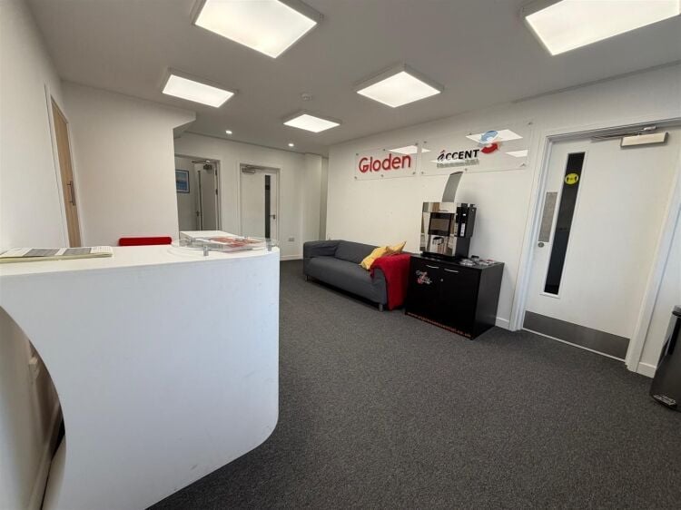 Well-presented warehouse unit with office space for sale in Bristol, 6,677 ft² in a modern park. Photo 12