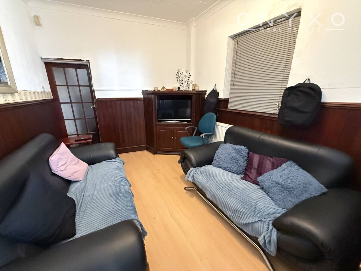 Mixed Use Investment with Commercial Unit and Apartment in Bedford Bedfordshire Photo 12