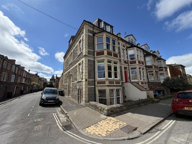 Bright 270 sq ft office space in Bristol with natural light and shared kitchen access Photo 12