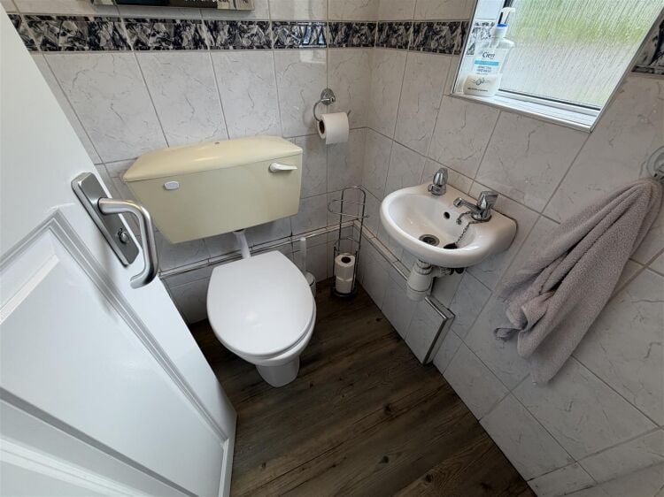 Fully fitted hair salon for sale in Bristol on Two Mile Hill Road, 600 sq ft with parking. Photo 12