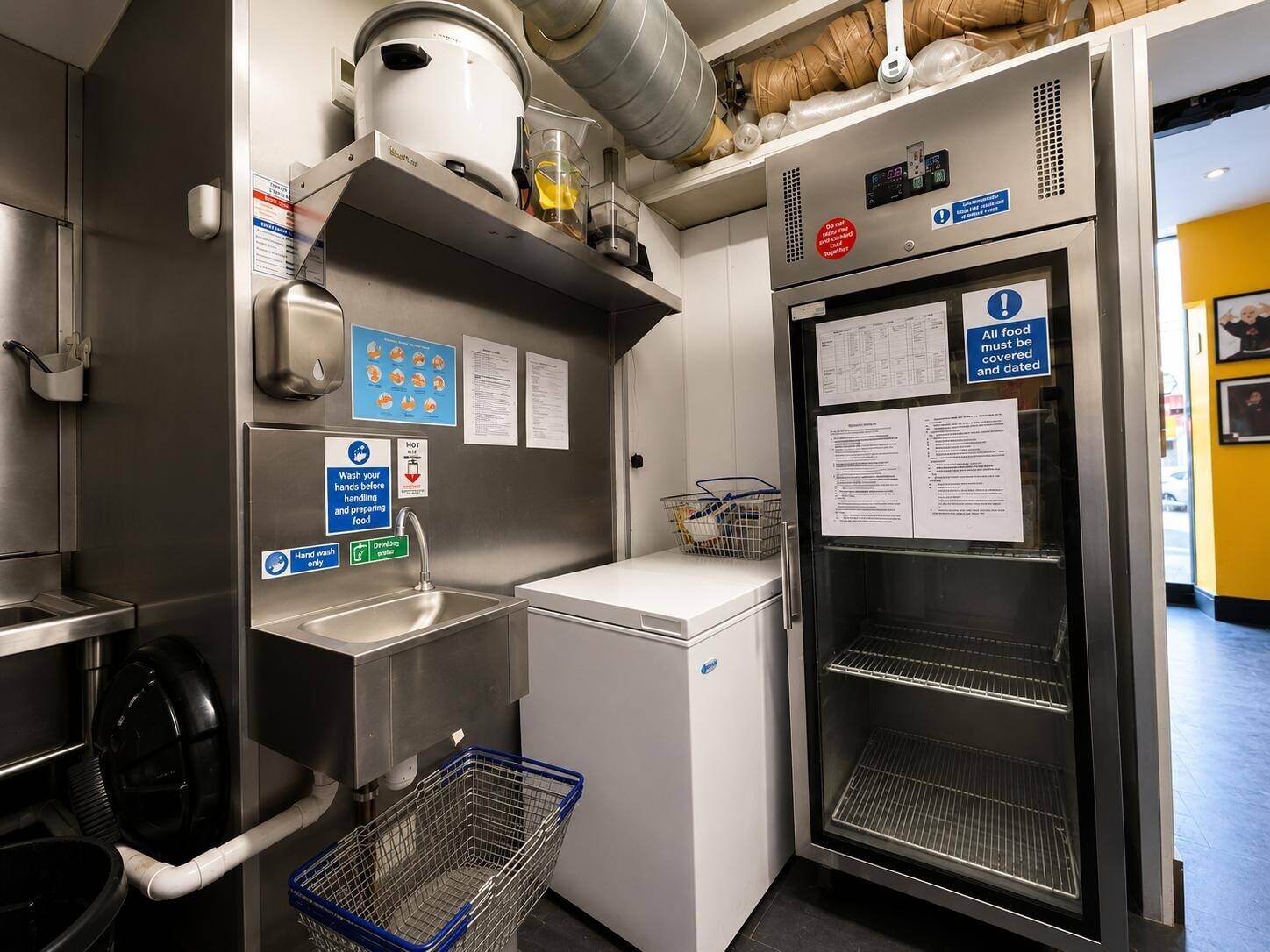 Fully Fitted Takeaway and Restaurant Available in Isleworth London Photo 12