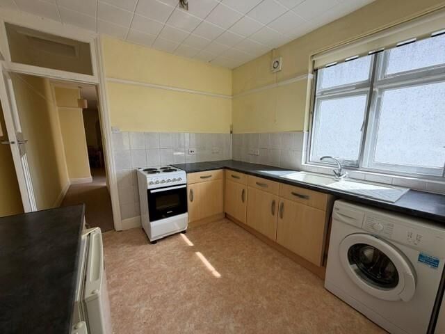 Mixed-use investment property with ground floor shop and two-bedroom flat in Bristol Photo 12