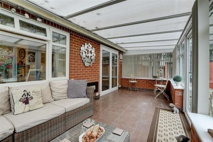 3-Bedroom Bungalow and Licensed Boarding Kennels & Cattery in Scenic Lincolnshire Photo 12