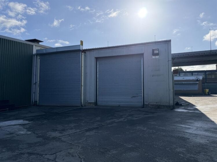 An end of terrace industrial unit measuring approximately 4,030 ft² (374.4 m²) with additional mezzanine storage. the unit benefits from a s Photo 12