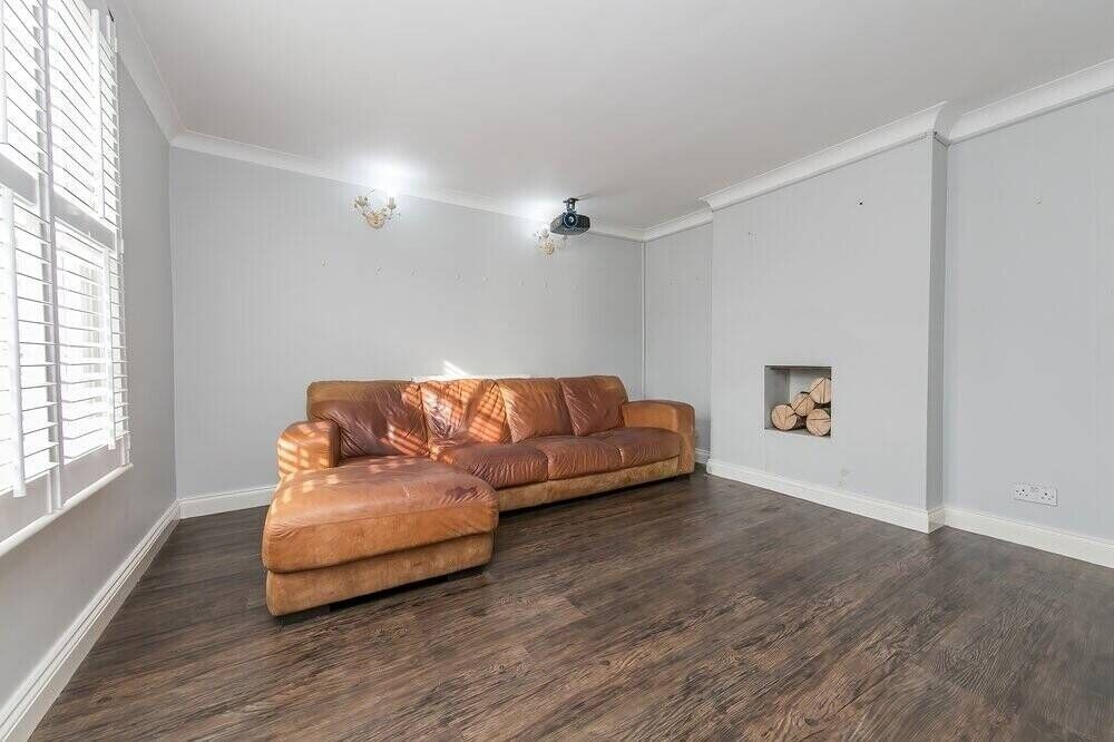 Essex Property: Six Bedroom Guest House & Three Bedroom Family Home in Central Colchester Photo 12