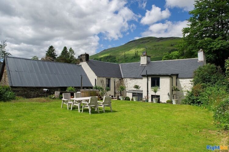 Highland Country Inn & Smokehouse with Adjoining Cottage in Scenic Killin Stirling For Sale Photo 12