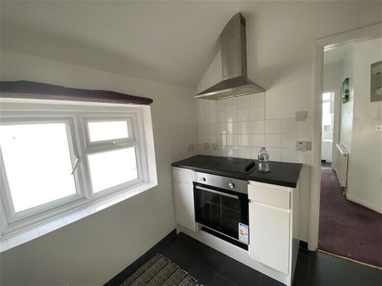 Berkshire Commercial Property with Conversion Potential in Prominent Market Town Photo 12