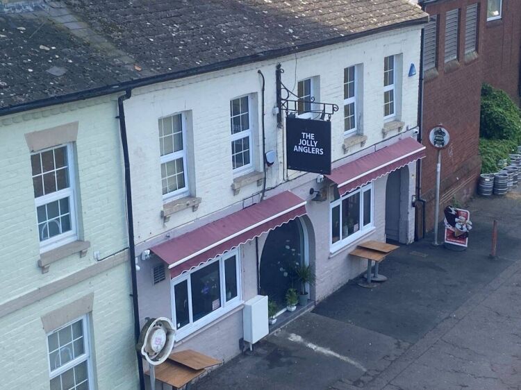 Modern Sports Pub and Four Bedroom Flat Seeking New Ownership in Reading Berkshire Photo 13