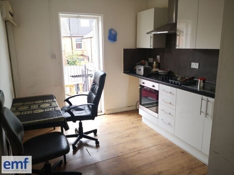 Prime Leicestershire Investment Opportunity with A3 Licence and Accommodation Photo 13