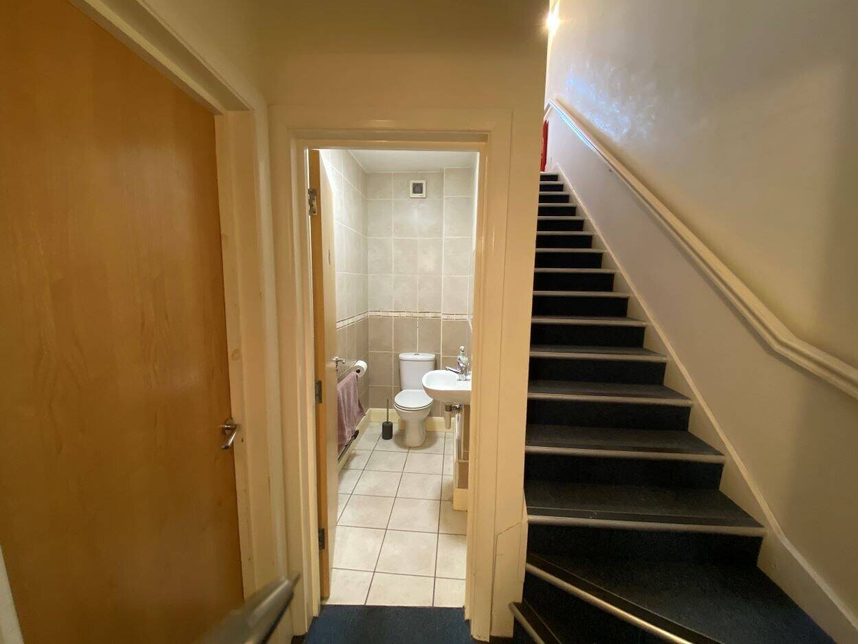 Spacious E-Class Commercial Office Available for Immediate Rent in London Street, Reading Photo 13