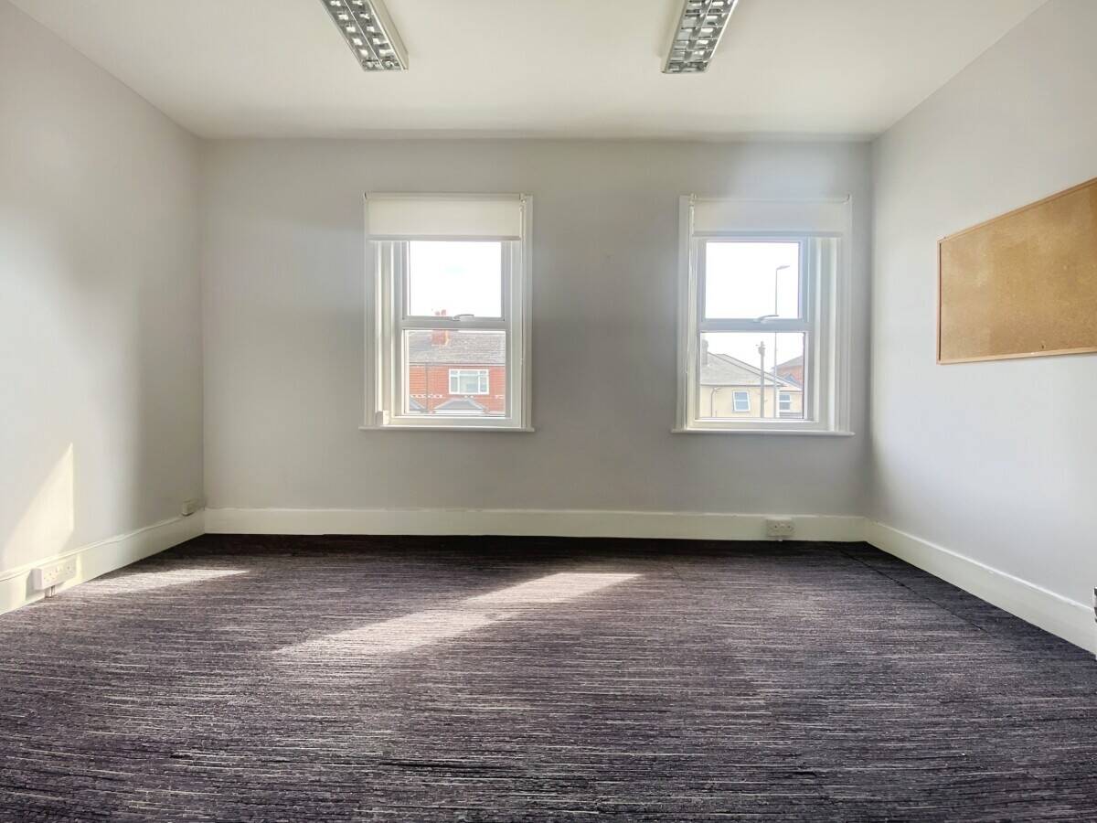 Commercial Premises over two levels to let in Tilehurst, Reading, Berks - Circa.1250sq.ft Photo 12