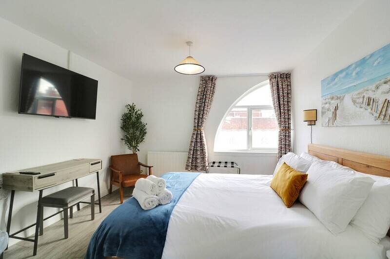 Prime Freehold Holiday Apartments in Walton on the Naze, Ideal Airbnb Investment Photo 13
