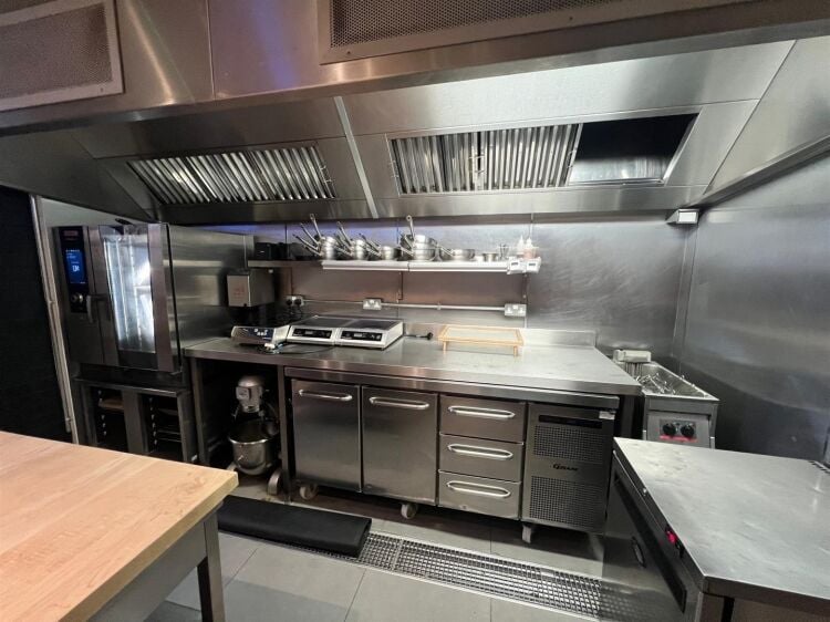Fully Equipped Restaurant with Spacious Kitchens and Offices for Rent in Bristol Photo 13