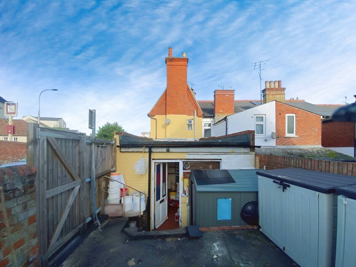 Mixed-Use Freehold Investment Property With Shop and Flat on Highgrove Street Reading Photo 13