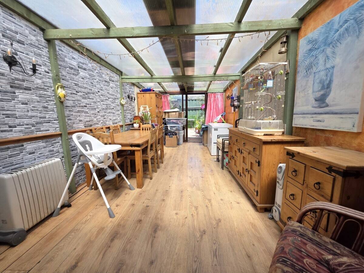 Freehold fish and chip shop with 3-bedroom maisonette in Leigh on Sea Essex Photo 13