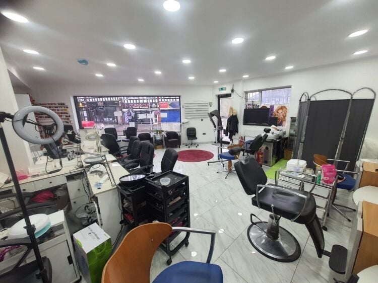 Mixed-use freehold property with 4-bedroom flat in Watford Hertfordshire available for sale Photo 13