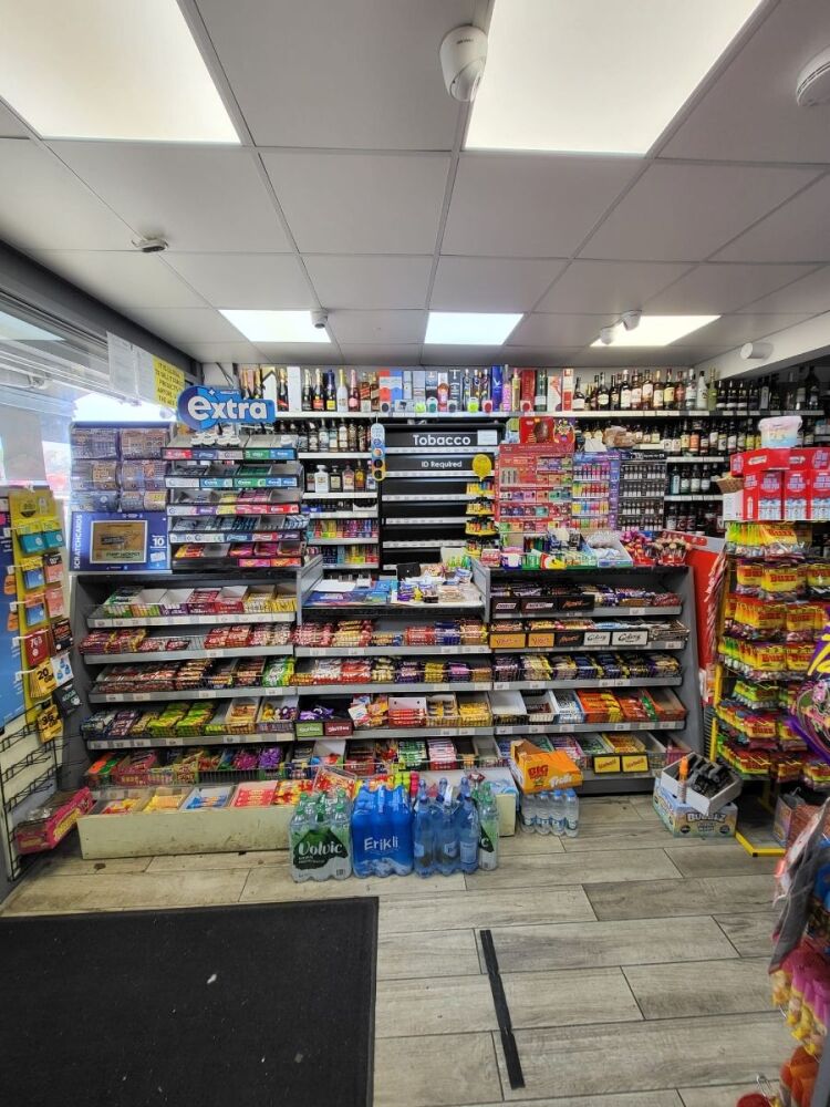 Convenience store and freehold retail unit with residential space in Waltham Cross Hertfordshire Photo 13