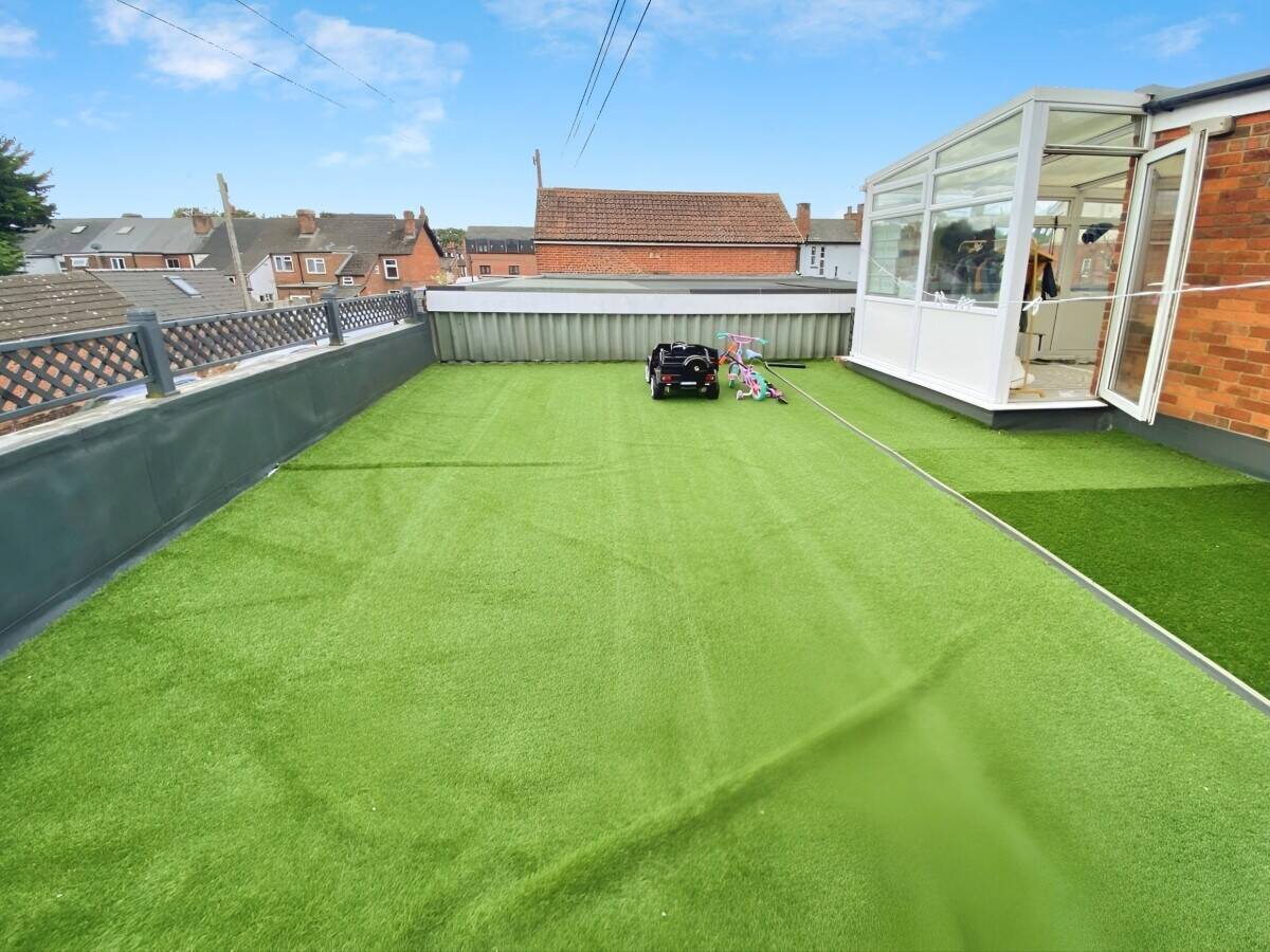 Freehold Mixed-Use Garage and Residential Property in Reading Berkshire Photo 13