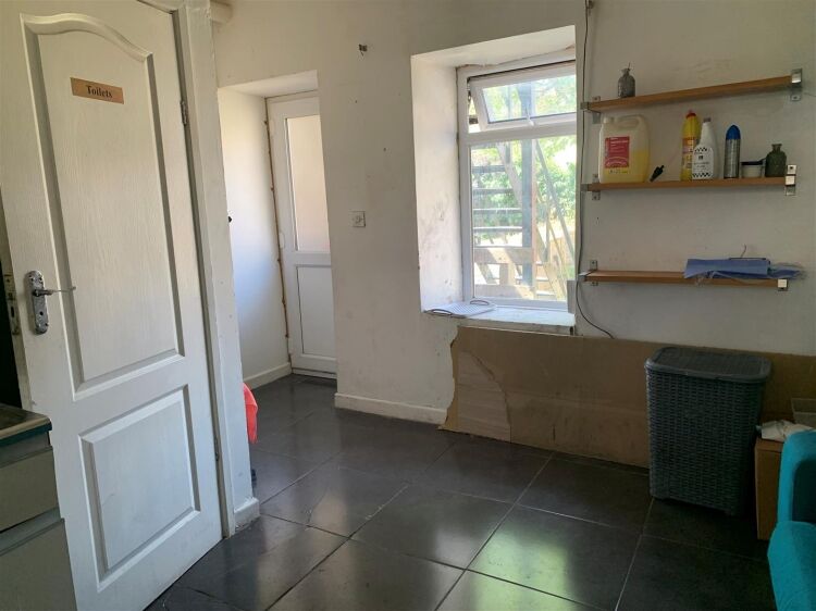 A mixed use property comprising a fully fitted ground floor barber shop and a one bedroom flat above, located on the popular fishponds road. the prope Photo 13