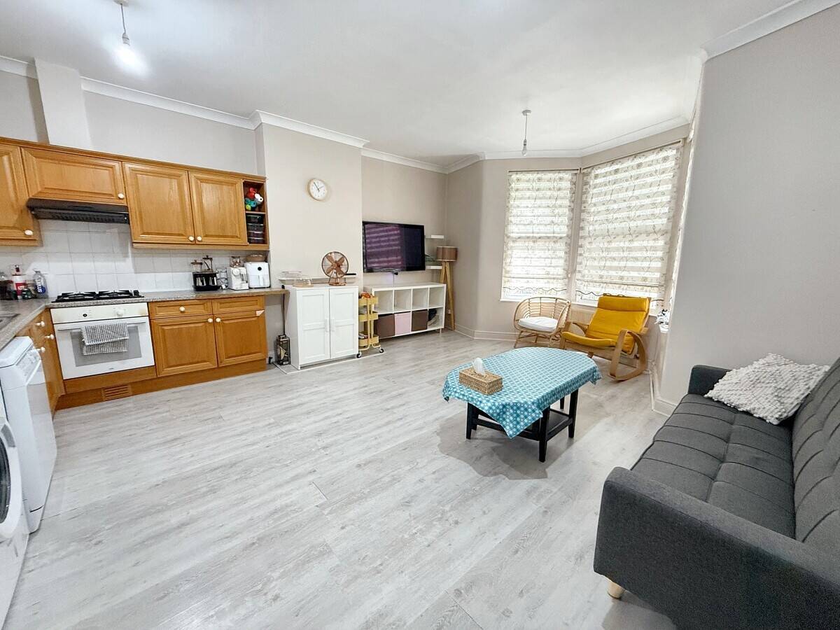 Freehold Semi Commercial Property with 2 Bed Flat for Sale in Acton London Photo 13