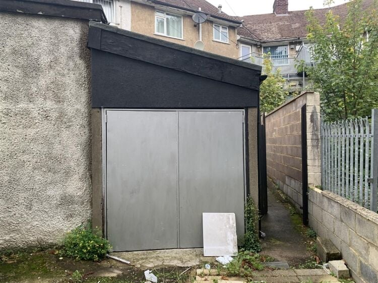 Mixed use freehold investment opportunity in Bristol with retail unit, maisonette, and workshop Photo 13