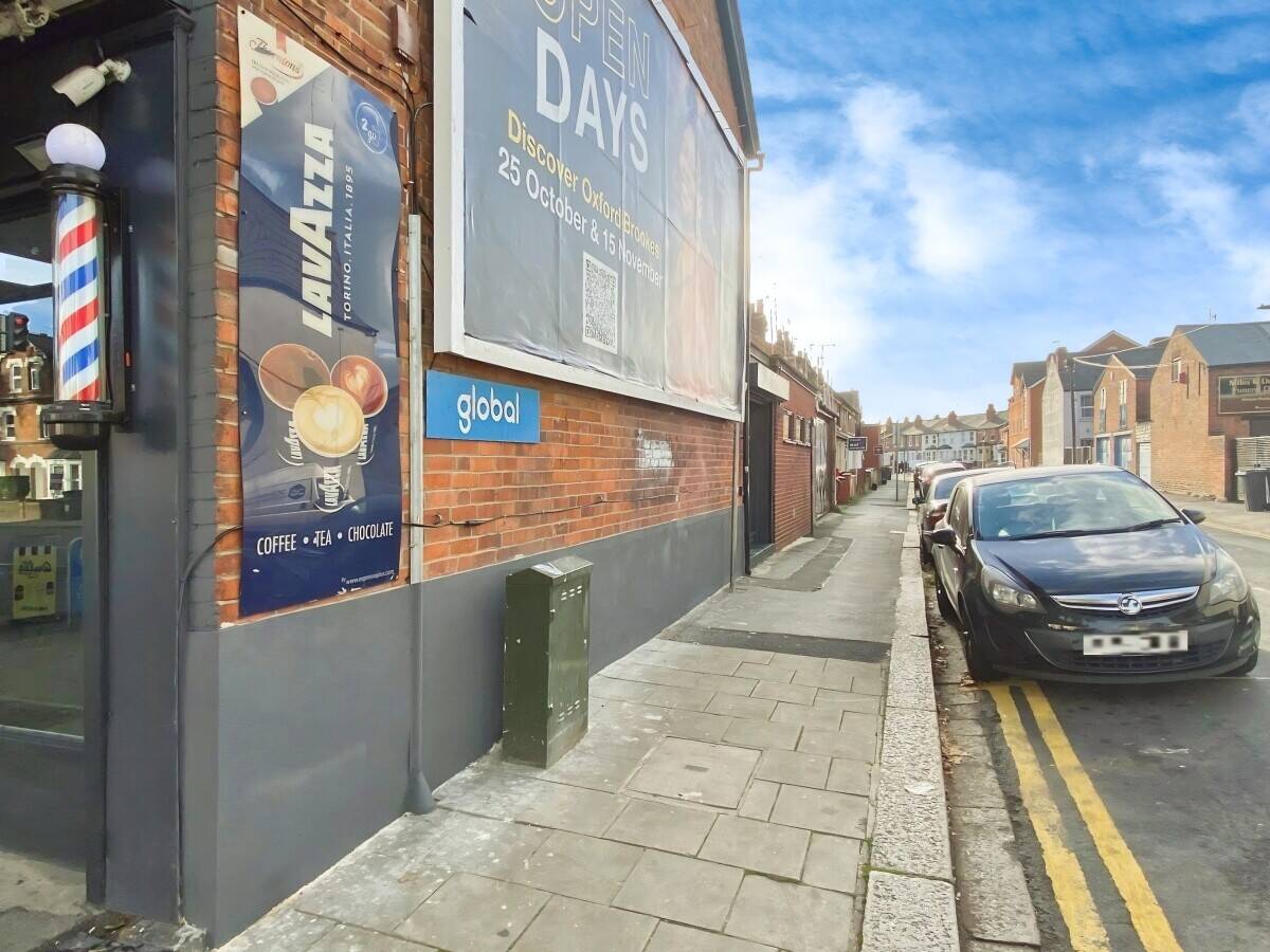 Self-contained E-Class premises of approx. 270 sq.ft (25m²) off busy Caversham Road, Reading Photo 13