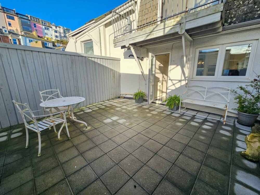 Mixed-Use Property for Sale in Brixham Harbour with Apartment and Retail Space Photo 13