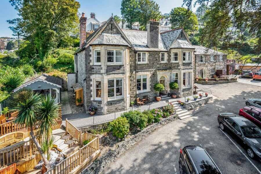 7-Bedroom Manor for Sale in Looe Cornwall with Scenic Views and Owner's Cottage Photo 13