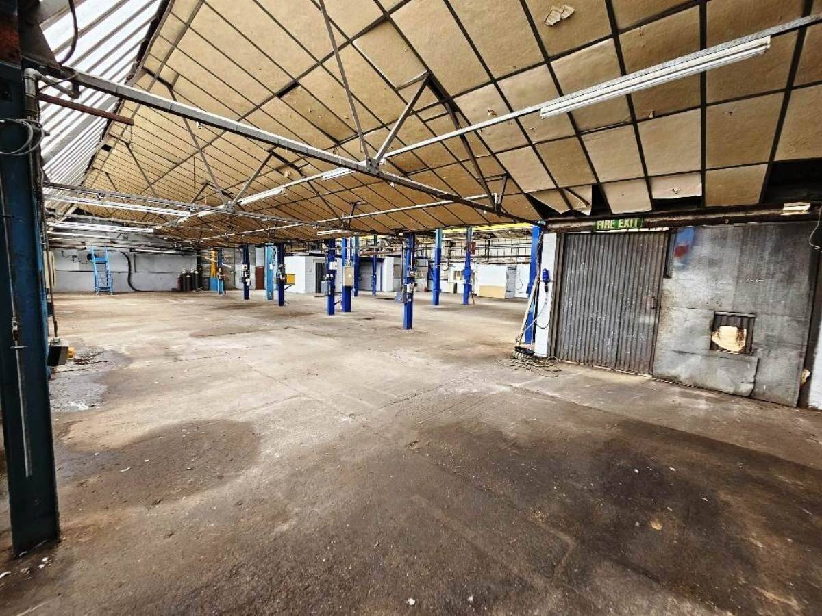 Freehold 16,000 sq. ft. industrial premises with crane in South East Essex complex Photo 13