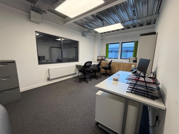 Well-presented warehouse unit with office space for sale in Bristol, 6,677 ft² in a modern park. Photo 13
