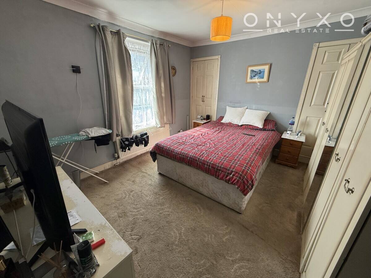 Mixed Use Investment with Commercial Unit and Apartment in Bedford Bedfordshire Photo 13
