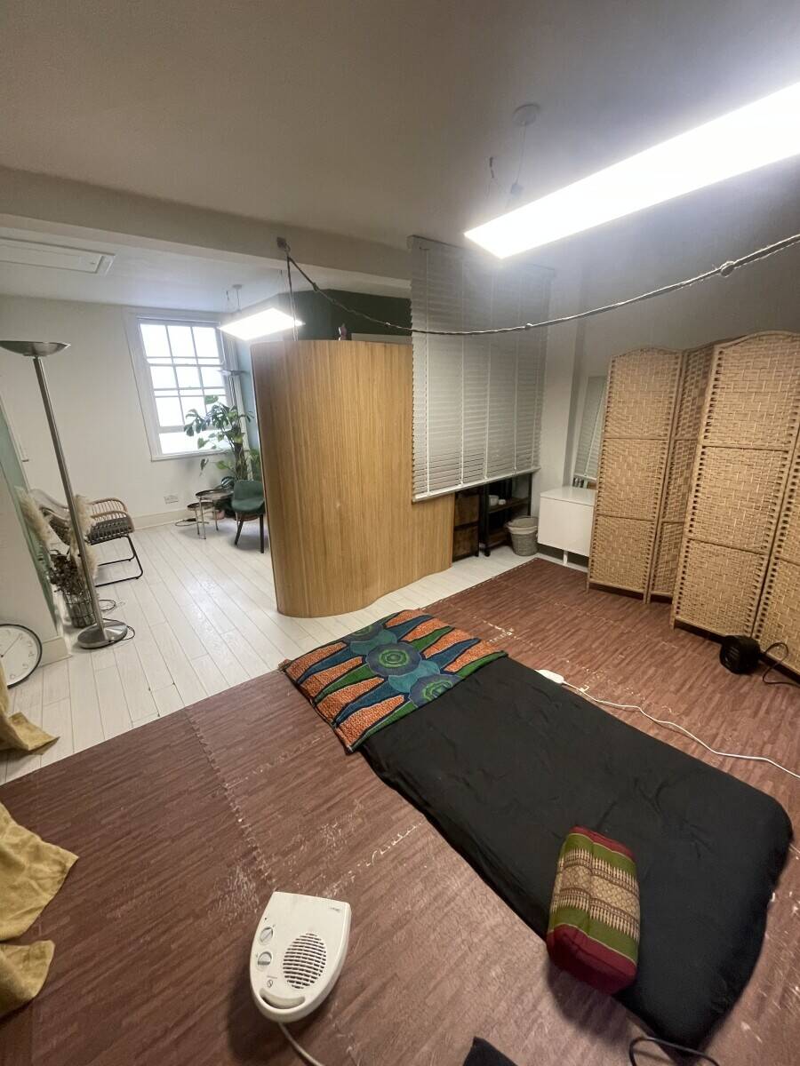 Available 14th July - Top Floor Office/Studio Space in Prime Hoxton Location with Private Entrance Photo 7