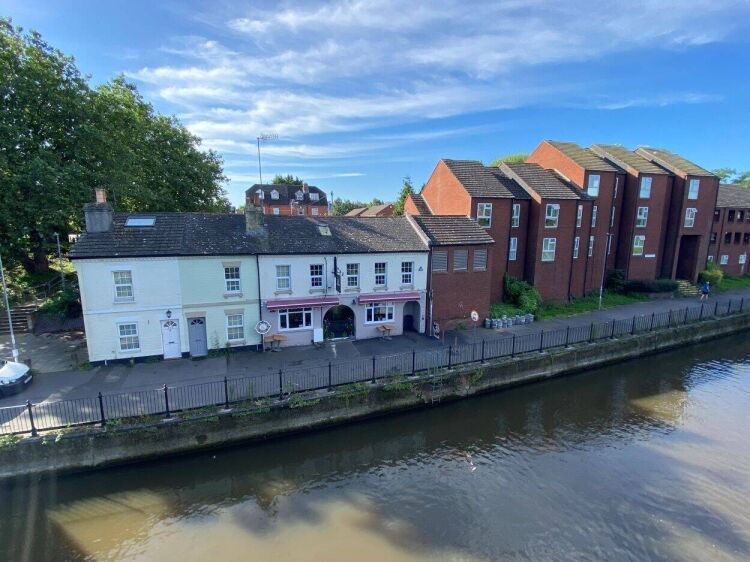 Modern Sports Pub and Four Bedroom Flat Seeking New Ownership in Reading Berkshire Photo 14