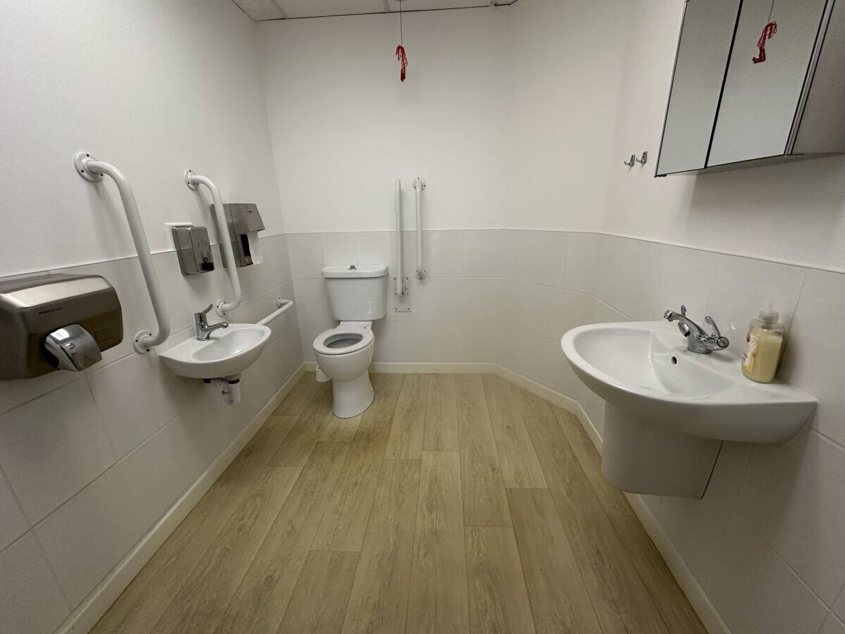 Prime Multi-Purpose Property in Buxton - Renovated Luxury Apartment and Commercial Spaces Awaits New Photo 14