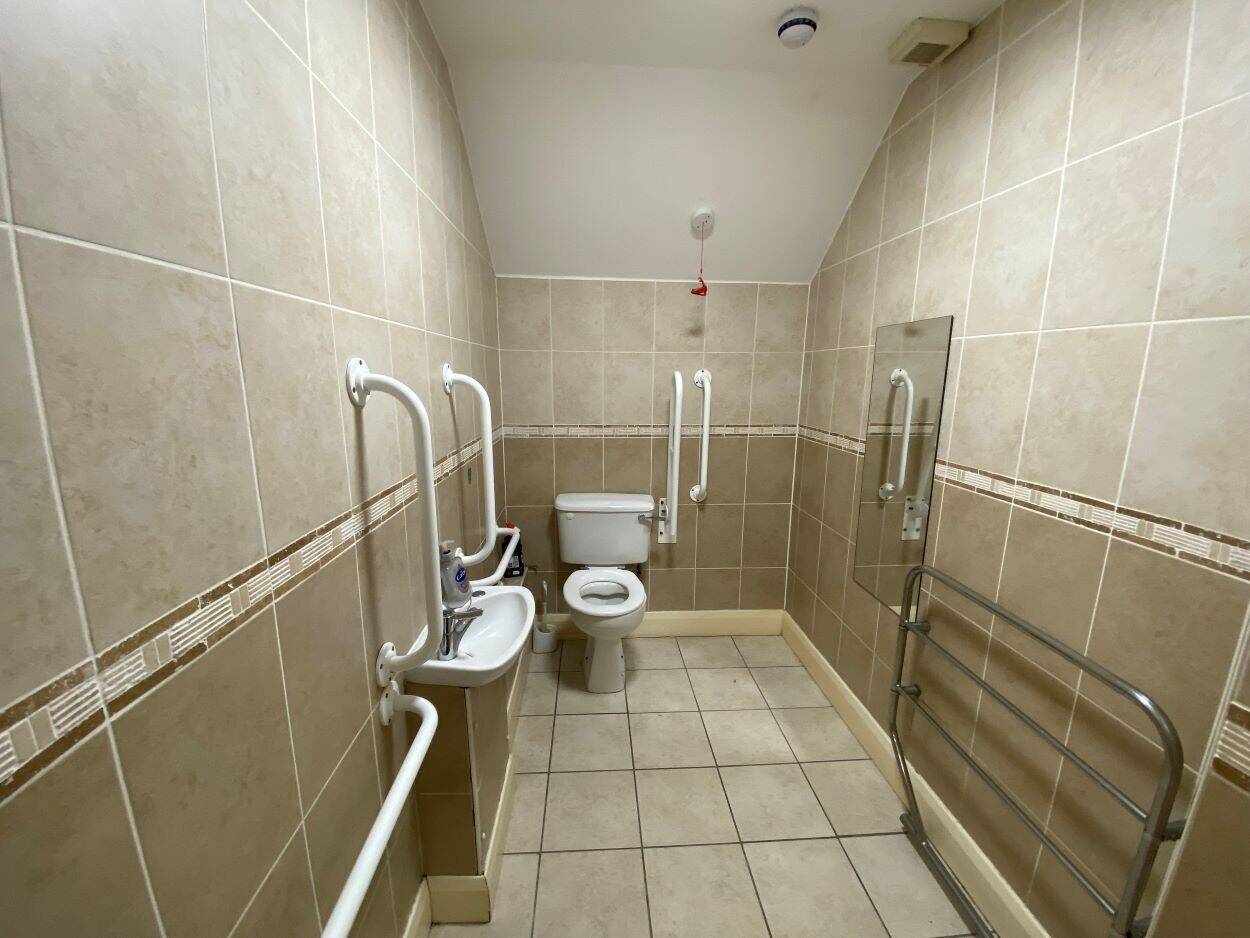 Spacious E-Class Commercial Office Available for Immediate Rent in London Street, Reading Photo 14