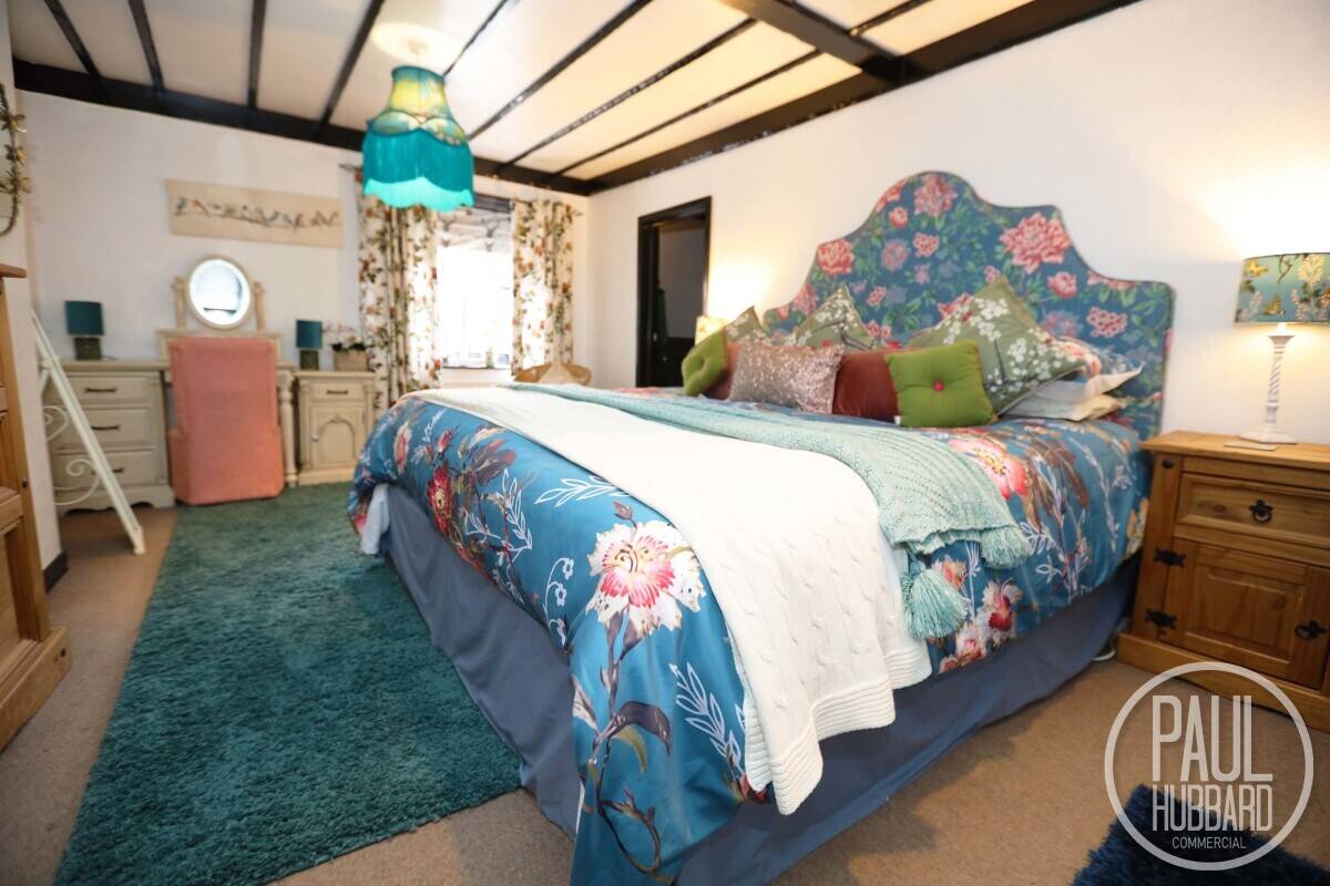 Charming Grade II Listed B&B in Norfolk with Separate Cottage and Expansion Potential Photo 14