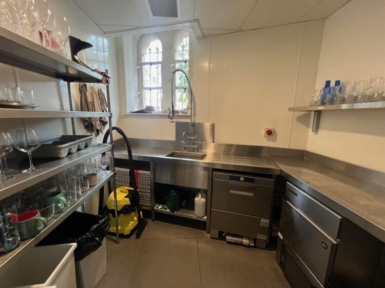 Fully Equipped Restaurant with Spacious Kitchens and Offices for Rent in Bristol Photo 14