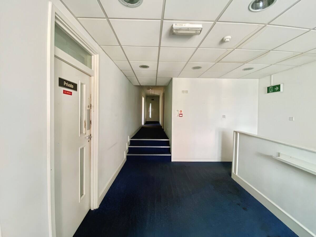 Prime Retail Premises Available for Short-Term Lease in Central Reading Photo 14