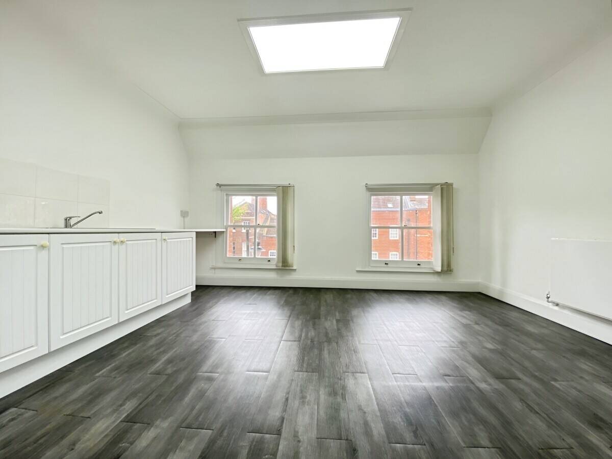 Rent Modern Office Suites in Central Reading - 3500sq.ft with Dedicated Parking Photo 7