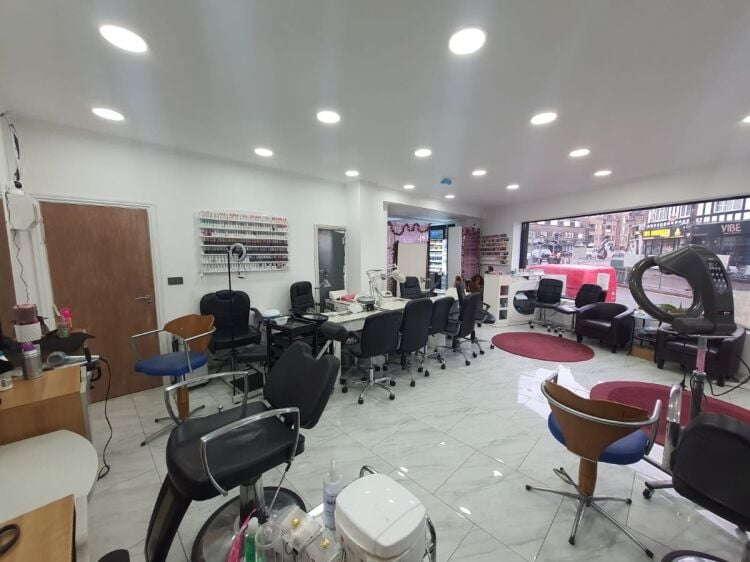 Mixed-use freehold property with 4-bedroom flat in Watford Hertfordshire available for sale Photo 14