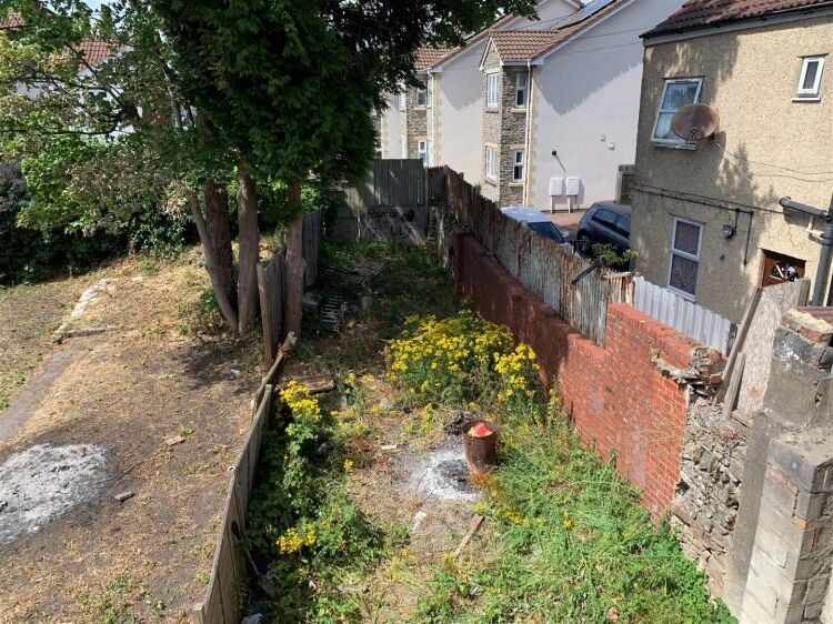 A mixed use property comprising a fully fitted ground floor barber shop and a one bedroom flat above, located on the popular fishponds road. the prope Photo 14