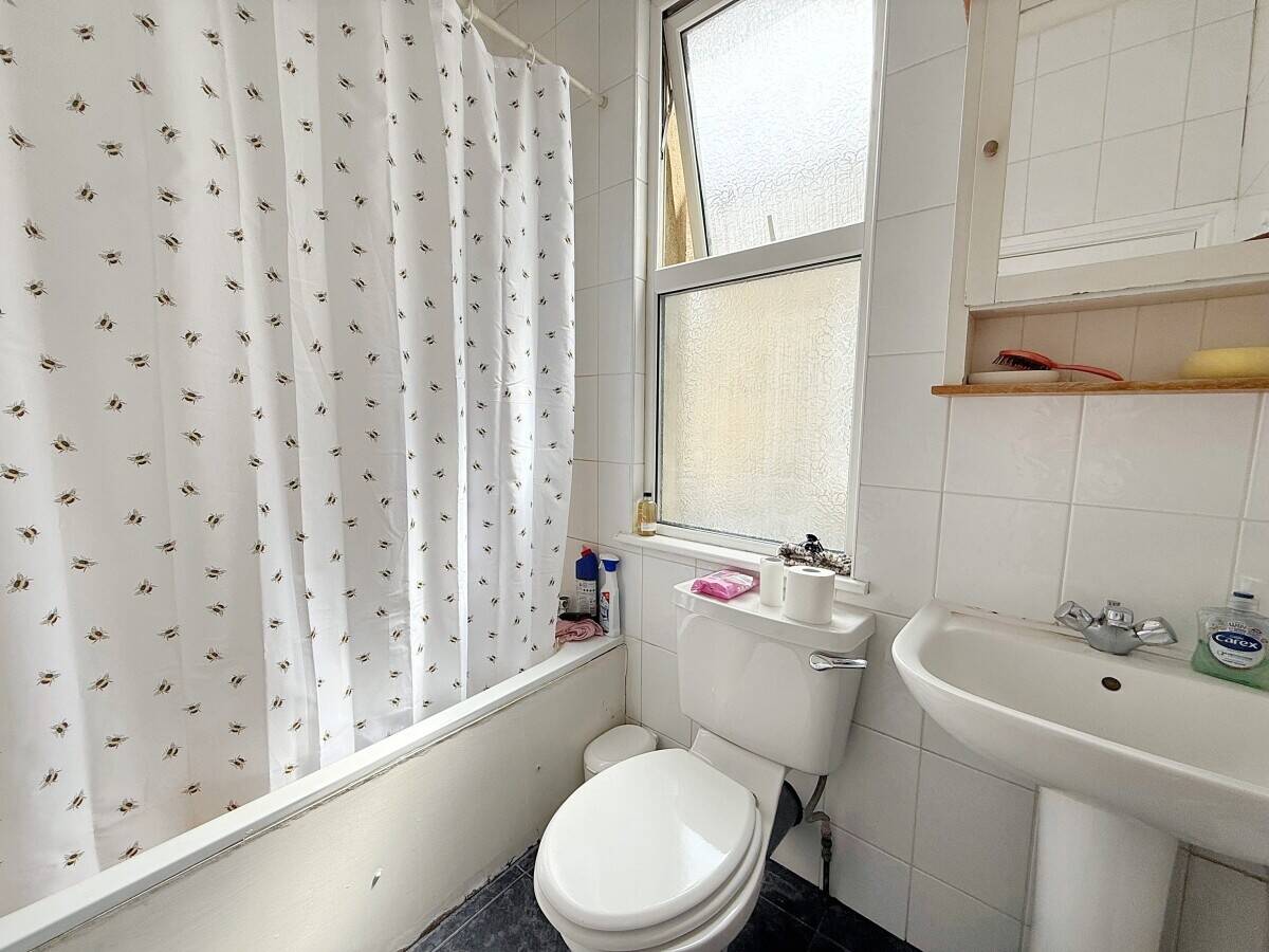 Freehold Semi Commercial Property with 2 Bed Flat for Sale in Acton London Photo 14